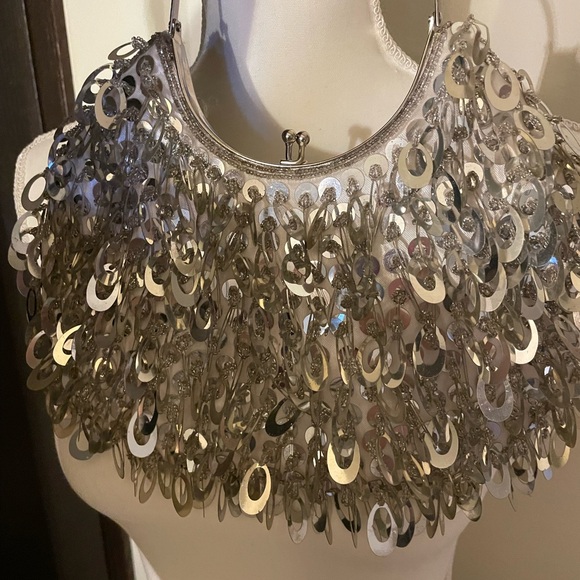 Vintage clutch with metal ring handle and clasp. Many sequined oval adornments. - Picture 5 of 5